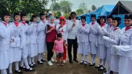 Pasukan Paskibra ini tetap bertugas hingga belepotan lumpur